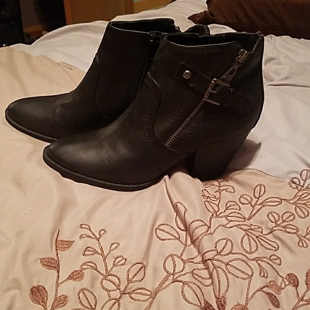 Guess booties size 7
